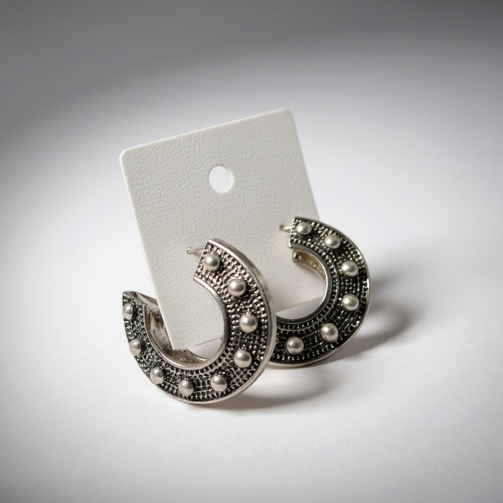 Free People Studded Horseshoe Hoop Earrings NWT - Picture 3 of 3